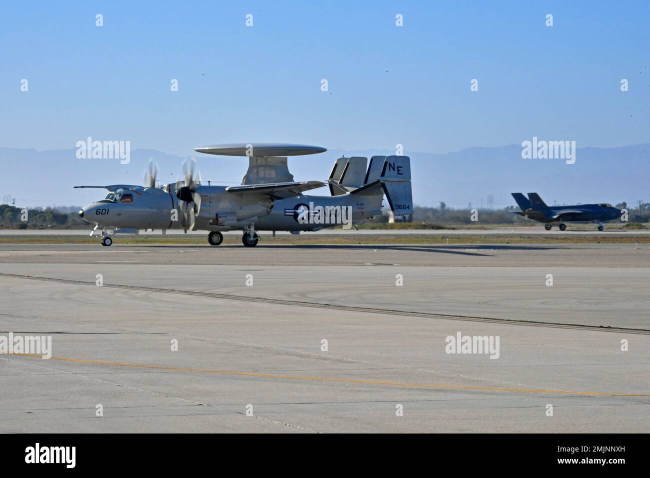 220831-N-AS200-1067 - POINT MUGU, KALIFORNIEN (31. August 2022) – Vizeadmiral Kenneth Whitesell, Kommandeur der Luftwaffe der Marine (CNAF), Kopilot eines E-2D Advanced Hawkeye, der den „Black Eagles“ des Luftfahrt-Kommando- und Kontrollgeschwaders (VAW) 113 während seiner Reise zum Marinestützpunkt Ventura County (NBVC), Point Mugu, August 31 zugewiesen wurde. CNAF mans, trainiert und rüstet stationäre, kampfbereite Naval Aviation Truppen für überragende Kampfbereitschaft aus. NBVC ist eine strategisch günstig gelegene Marineanlage, die aus drei Betriebsstätten besteht: Point Mugu, Port Hueneme und San Nicolas Island. NBVC ist die Heimat der Pacific Seabe Stockfoto