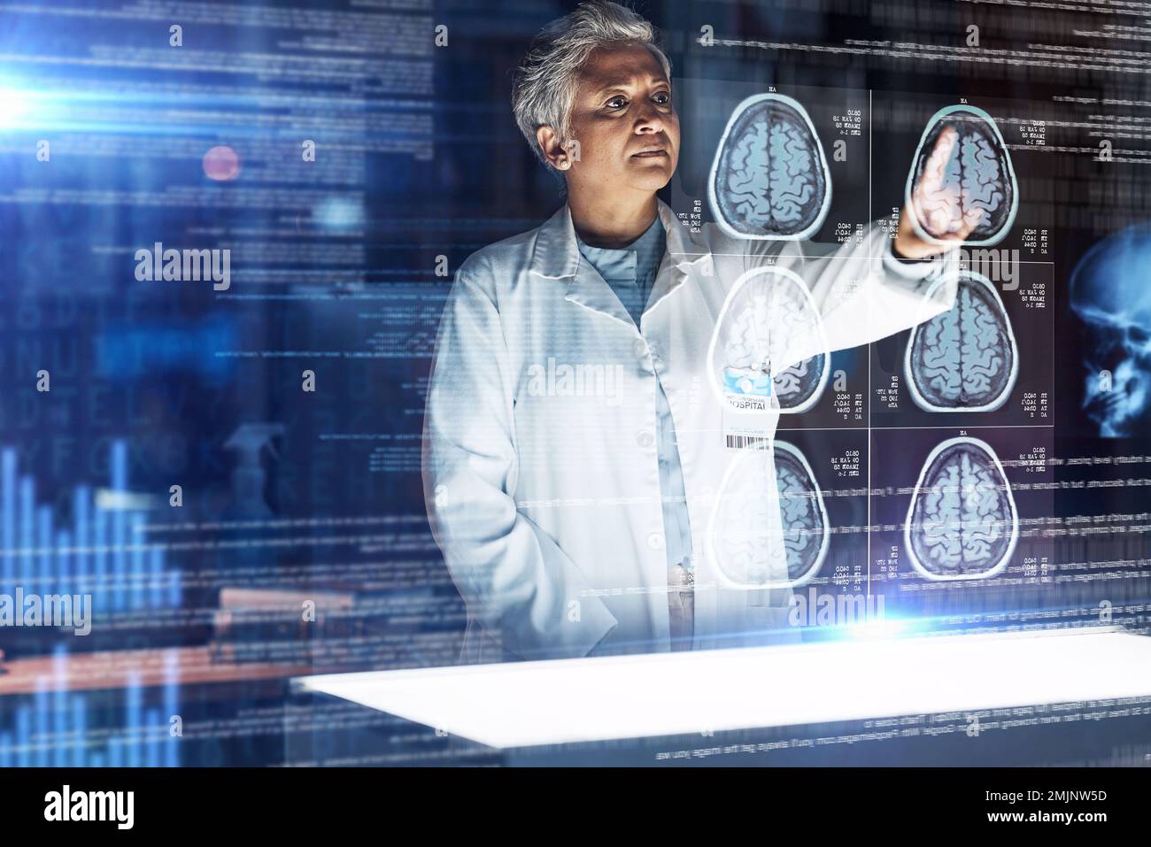 Arzt, Krankenhaus und futuristische Gehirn-mrt bei Krebs, Röntgen oder psychische Gesundheit Neurologie in der Nachtmedizin. Abstract, Hologramm und 3D Denkorgan in Stockfoto