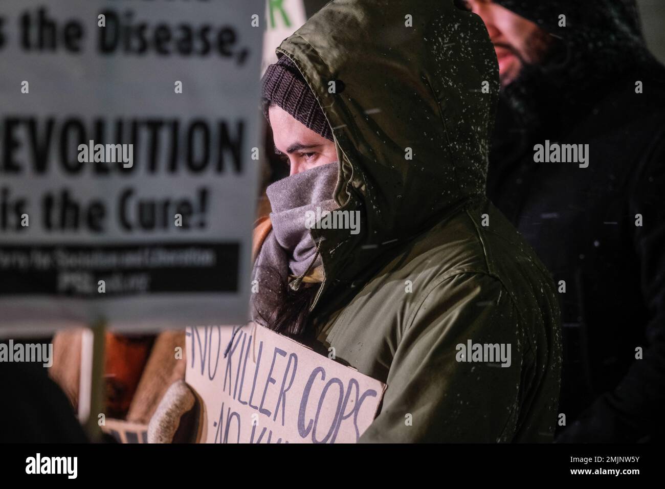 Detroit, Usa. 28. Januar 2023. Die Demonstranten halten Schilder und Gesangsworte trotz Schnee, eisigen Temperaturen und starken Winden während einer Nachtwache für Tyre Nichols in Solidarität mit anderen Protesten, die im ganzen Land stattfinden. Proteste wurden im ganzen Land nach der Veröffentlichung von Bodycam-Aufnahmen über die Verhaftung und den Schlag von Tyre Nichols in Memphis, Tennessee, durchgeführt, die zu seinem Tod führten und 5 Beamte verhafteten und des Mordes angeklagt wurden. Kredit: SOPA Images Limited/Alamy Live News Stockfoto