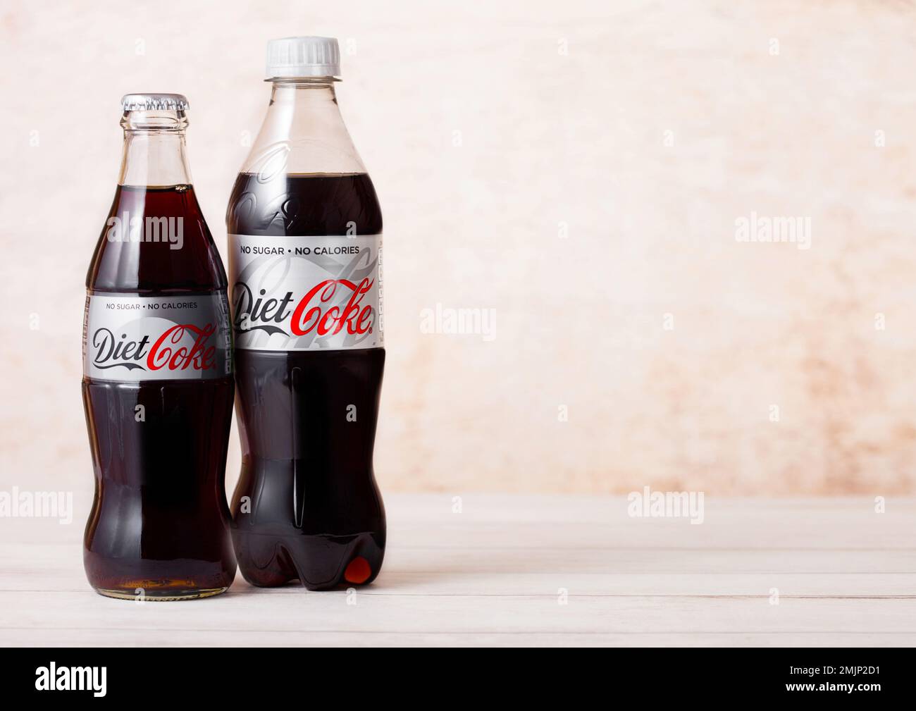 LONDON, Großbritannien - 03. AUGUST 2018: Plastikflaschen mit Cola-Cola-Cola-Cola-Erfrischungsgetränk auf Holz. Das beliebteste Getränk der Welt Stockfoto