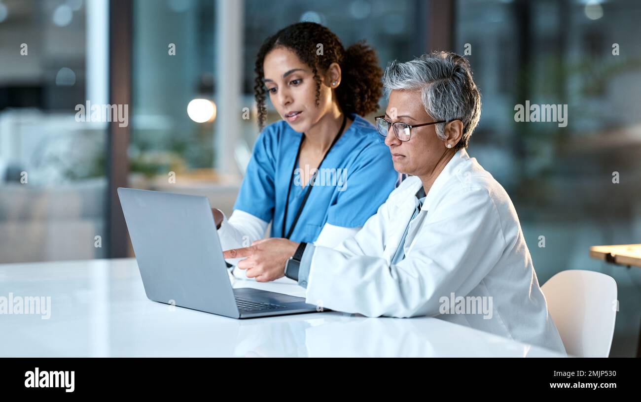 Arzt, Team mit Gesundheitswesen und Frauen mit Laptop, Zusammenarbeit und digitaler Krankenhausplan oder -Agenda. Technologie, medizinische Innovation und Stockfoto