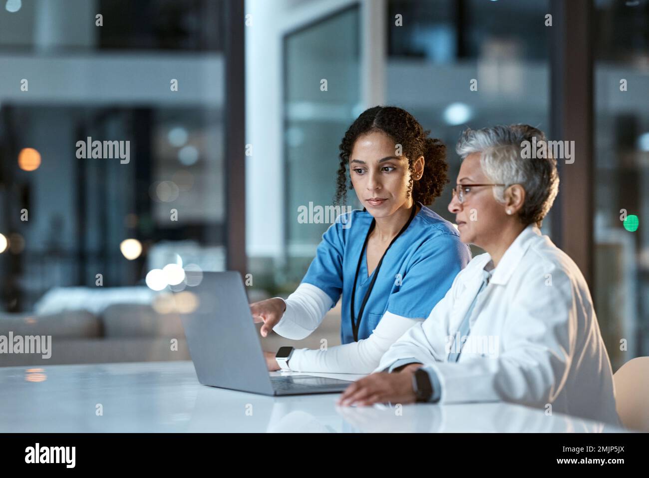 Team von Ärzten, Gesundheit und Frauen mit Laptop, arbeiten zusammen und digitale Klinikplanung oder Agenda. Technologie, medizinische Innovation und Gesundheitswesen Stockfoto
