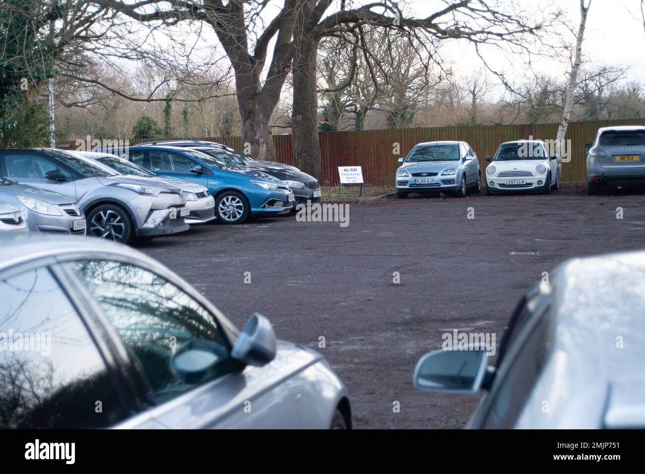 Harefield, Großbritannien. 27. Januar 2023. Ab dieser Woche hat der Hillingdon Council neue Parkbeschränkungen für einen Teil der Moorhall Road auf dem Gelände HS2 eingeführt, wodurch HS2 Mitarbeiter und andere ihre Autos nicht mehr auf der verkehrsreichen Straße parken werden, die von Fahrzeugen einschließlich zahlreicher HS2-Lkw genutzt wird. Die experimentellen Parkbeschränkungen gelten von Montag bis Samstag von 8am bis 6,30pm Uhr. Stattdessen parken Mitarbeiter und Auftragnehmer von HS2 jetzt auf dem Parkplatz des River House Pub (abgebildet) und auf dem ehemaligen Büroparkplatz am Widewater Place. Kredit: Maureen McLean/Alamy Stockfoto