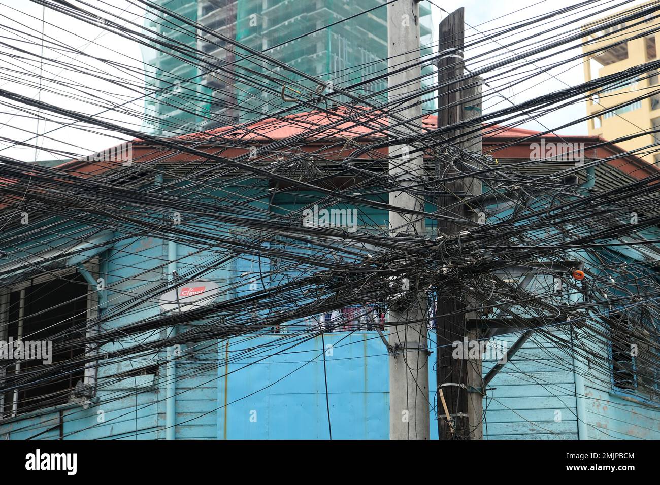 Philippinen Manila – Hochspannungsleitungen Stockfoto