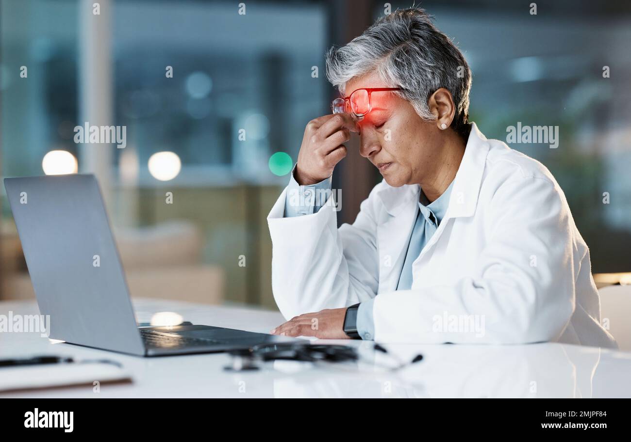 Nacht, Stress und Kopfschmerzen mit dem Arzt am Laptop zur medizinischen, Denkens- und Terminüberprüfung. Burnout, Rechenschaftspflicht und psychische Gesundheit mit Senioren Stockfoto