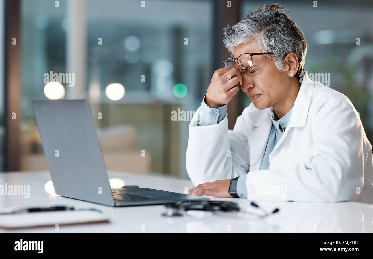 Nacht, Stress und Kopfschmerzen mit Gesicht des Arztes zur medizinischen, Denkens- und Deadline-Ubersicht. Burnout, Compliance und psychische Gesundheit mit schwarzer Frau für Stockfoto