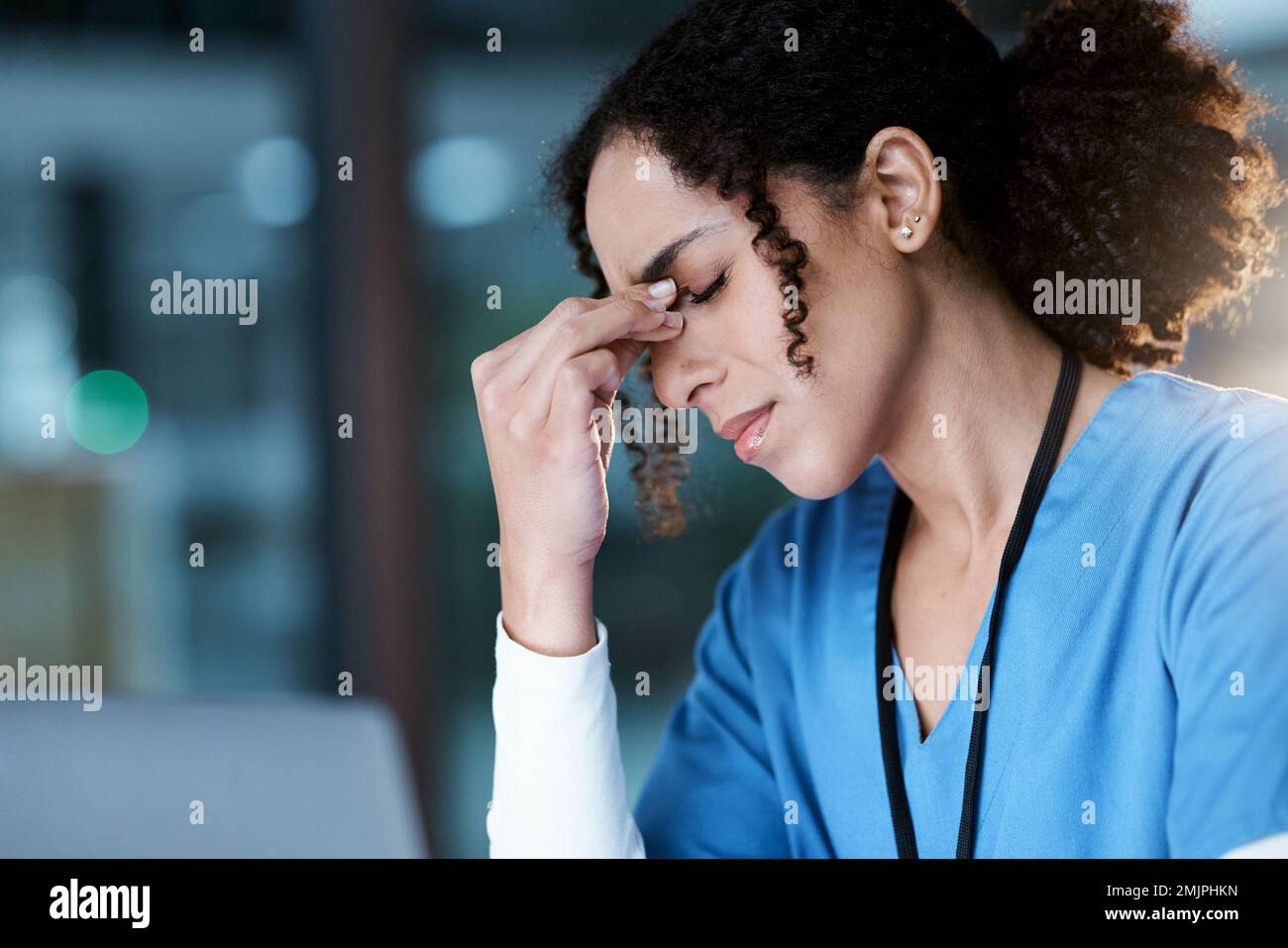 Nacht, Stress und Kopfschmerzen mit Gesicht des Arztes zur medizinischen, Denkens- und Deadline-Ubersicht. Burnout, Rechenschaftspflicht und psychische Gesundheit bei schwarzer Frau Stockfoto