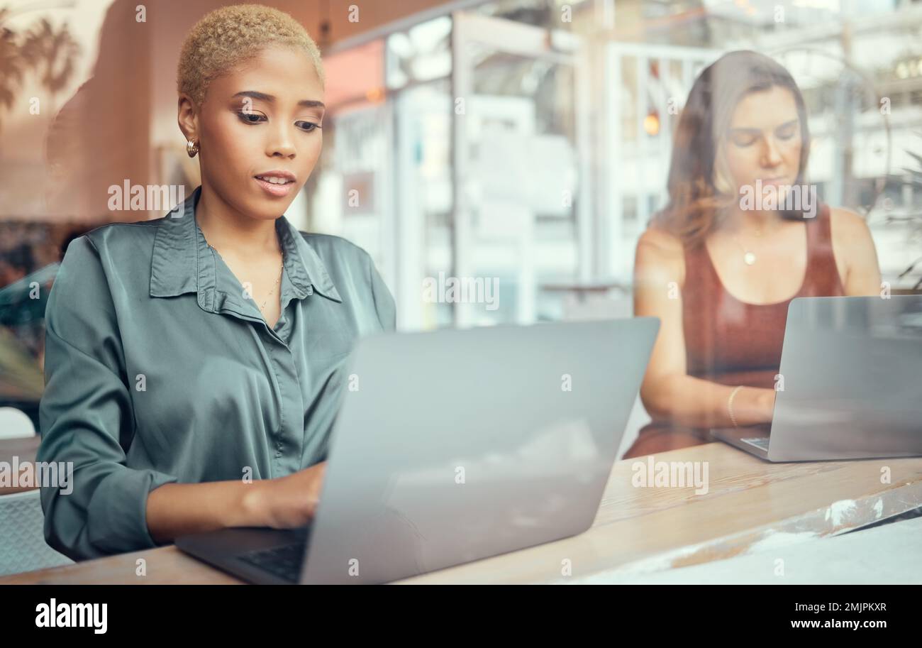 Laptop, Arbeiter und schwarze Geschäftsfrau im Café-Fenster zum Networking, Planen und Schreiben von E-Mails. Kommunikation, Internet und Schreibmaschinenarbeit Stockfoto