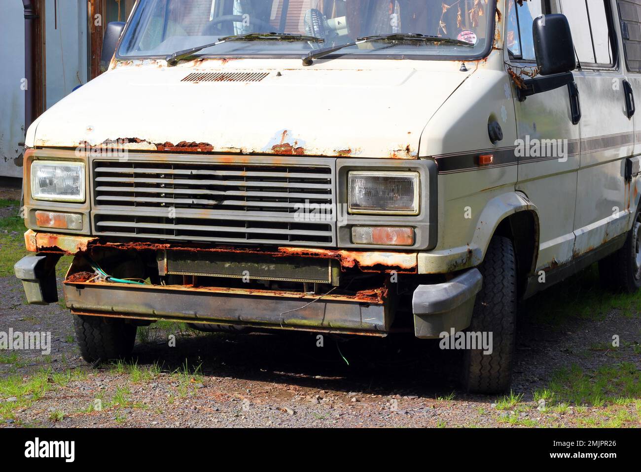 Rostiges altes Kraftfahrzeug. Lieferwagen in sehr schlechtem Zustand. Stockfoto