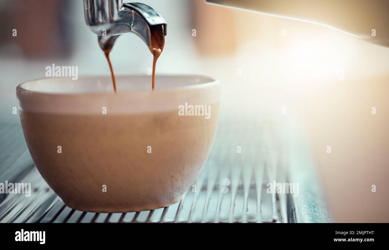 Kaffeemaschine, Tasse und Restaurant mit einem Koffeingetränk oder Espresso in der Dienstleistungsbranche. Küche, Café und Getränk beim Gießen Stockfoto