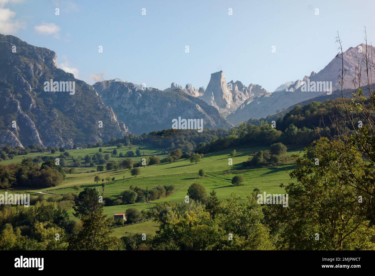 Asturien und Kantabrien sind bekannt für ihre Strände, aber der Zauber liegt in den Bergen des Picos de Europa Stockfoto