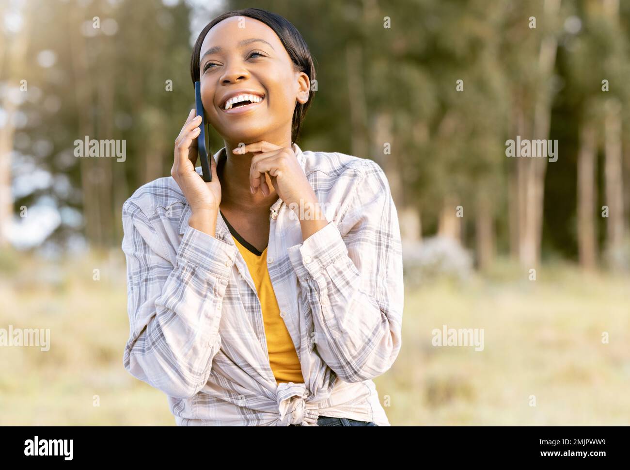 Draußen, telefonisch und schwarze Frau mit Lächeln, Wald und Verbindung zu Reise, Abenteuer und Wandern. Afroamerikanische Frau, Dame und Wanderer Stockfoto