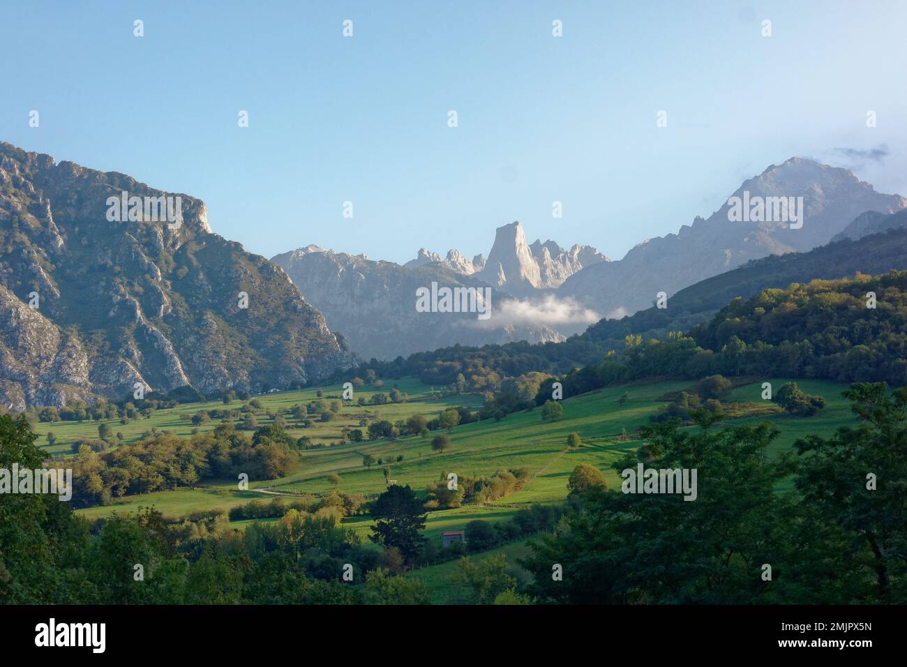 Asturien und Kantabrien sind bekannt für ihre Strände, aber der Zauber liegt in den Bergen des Picos de Europa Stockfoto