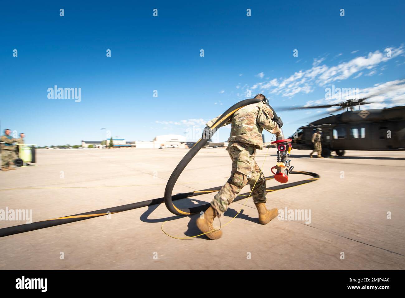 Mitglieder des 153d Airlift Wing, Wyoming Air National Guard, führen am 31. August 2022 in Cheyenne, Wyo, ein dreitägiges Training mit dem Namen Triple ACE (Agile Combat Employment) in einem UH-60 Blackhawk Helikopter mit laufendem Motor durch. Während der dreitägigen Schulungsveranstaltung haben sich die Mitglieder in drei verschiedenen Verantwortungsbereichen bewährt: Schneller mobiler Flugverkehr/Landezone/Kontrolle der Abwurfzone; mittelschwere und leichte Ausrüstung für Radarflugplatz und Wettersystem (RAWS) und Anstellung von Ausrüstung/Einsatz des nicht zulässigen Environment Security Teams (NEST). Stockfoto