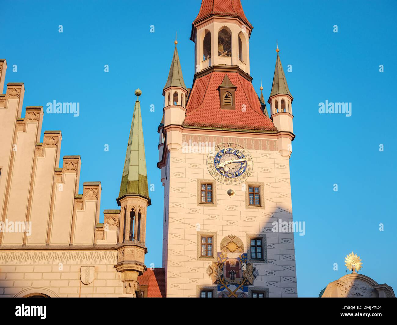 Altes Rathaus das Rathaus aus dem 14. Jahrhundert wurde durch Blitze und Bombardierungen beschädigt und im gotischen Stil am Marienplatz München restauriert Stockfoto
