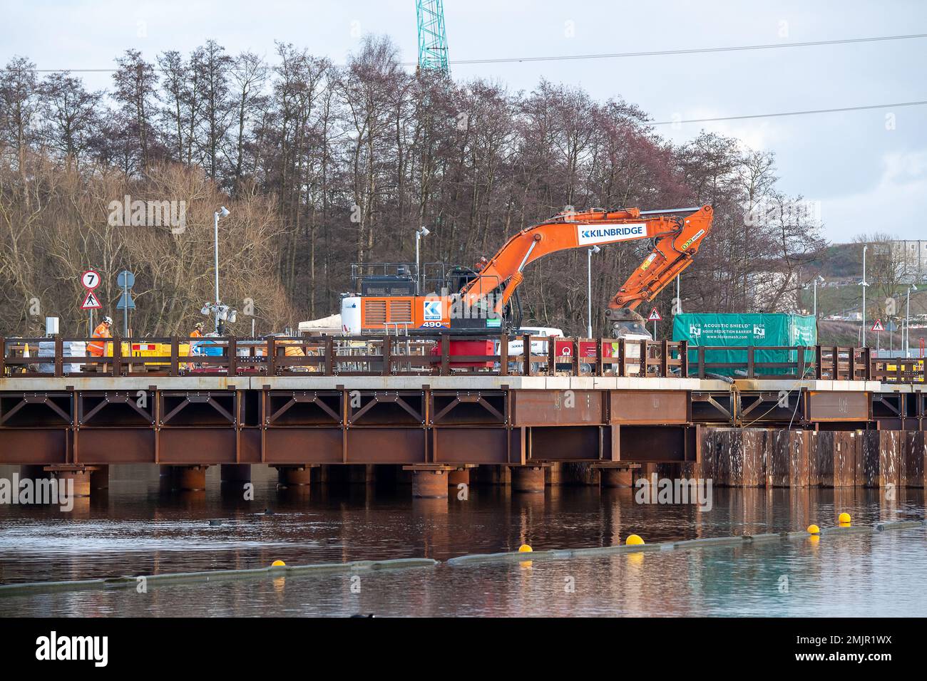 Harefield, Uxbridge, Großbritannien. 27. Januar 2023. HS2 auf der anderen Seite des Harefield-Sees Nr. 2 wurden Hochgeschwindigkeitsbahnarbeiten für das Viadukt von Spundwanderungen, die Installation von Kastendammen und der Anlegesteg durchgeführt. Die Bodenpfeiler und Seepiers sind im Umlauf. Das beliebte Hillingdon Outdoor Activities Centre für Segeln und Bootstouren auf dem See ist seit HS2 dauerhaft geschlossen. In der Presse wurde heute vielfach darüber berichtet, dass HS2 in West London und nicht in Euston aus Kostengründen beendet werden könnte. Kanzler Jeremy Hunt hat dies jedoch bestritten und gesagt: "Er hat die Möglichkeit, dass die Zahl der Todesopfer in West London und nicht in Euston sinkt Stockfoto