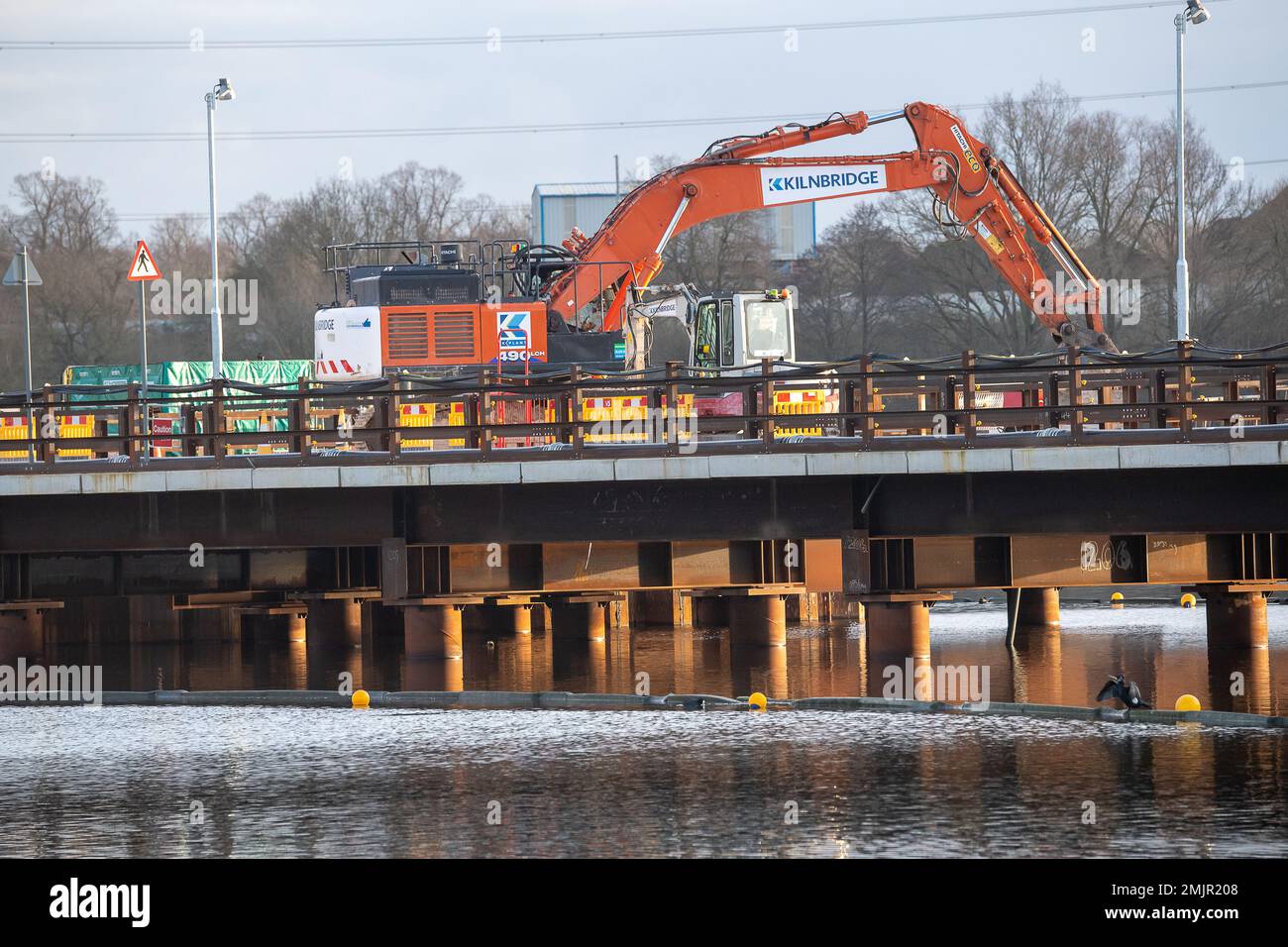 Harefield, Uxbridge, Großbritannien. 27. Januar 2023. HS2 auf der anderen Seite des Harefield-Sees Nr. 2 wurden Hochgeschwindigkeitsbahnarbeiten für das Viadukt von Spundwanderungen, die Installation von Kastendammen und der Anlegesteg durchgeführt. Die Bodenpfeiler und Seepiers sind im Umlauf. Das beliebte Hillingdon Outdoor Activities Centre für Segeln und Bootstouren auf dem See ist seit HS2 dauerhaft geschlossen. In der Presse wurde heute vielfach darüber berichtet, dass HS2 in West London und nicht in Euston aus Kostengründen beendet werden könnte. Kanzler Jeremy Hunt hat dies jedoch bestritten und gesagt: "Er hat die Möglichkeit, dass die Zahl der Todesopfer in West London und nicht in Euston sinkt Stockfoto