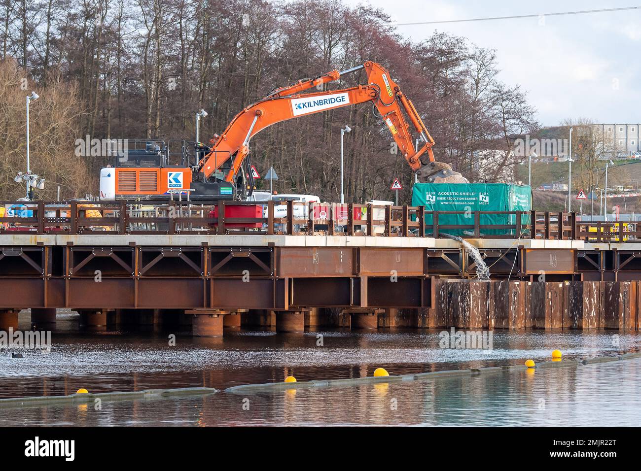 Harefield, Uxbridge, Großbritannien. 27. Januar 2023. HS2 auf der anderen Seite des Harefield-Sees Nr. 2 wurden Hochgeschwindigkeitsbahnarbeiten für das Viadukt von Spundwanderungen, die Installation von Kastendammen und der Anlegesteg durchgeführt. Die Bodenpfeiler und Seepiers sind im Umlauf. Das beliebte Hillingdon Outdoor Activities Centre für Segeln und Bootstouren auf dem See ist seit HS2 dauerhaft geschlossen. In der Presse wurde heute vielfach darüber berichtet, dass HS2 in West London und nicht in Euston aus Kostengründen beendet werden könnte. Kanzler Jeremy Hunt hat dies jedoch bestritten und gesagt: "Er hat die Möglichkeit, dass die Zahl der Todesopfer in West London und nicht in Euston sinkt Stockfoto