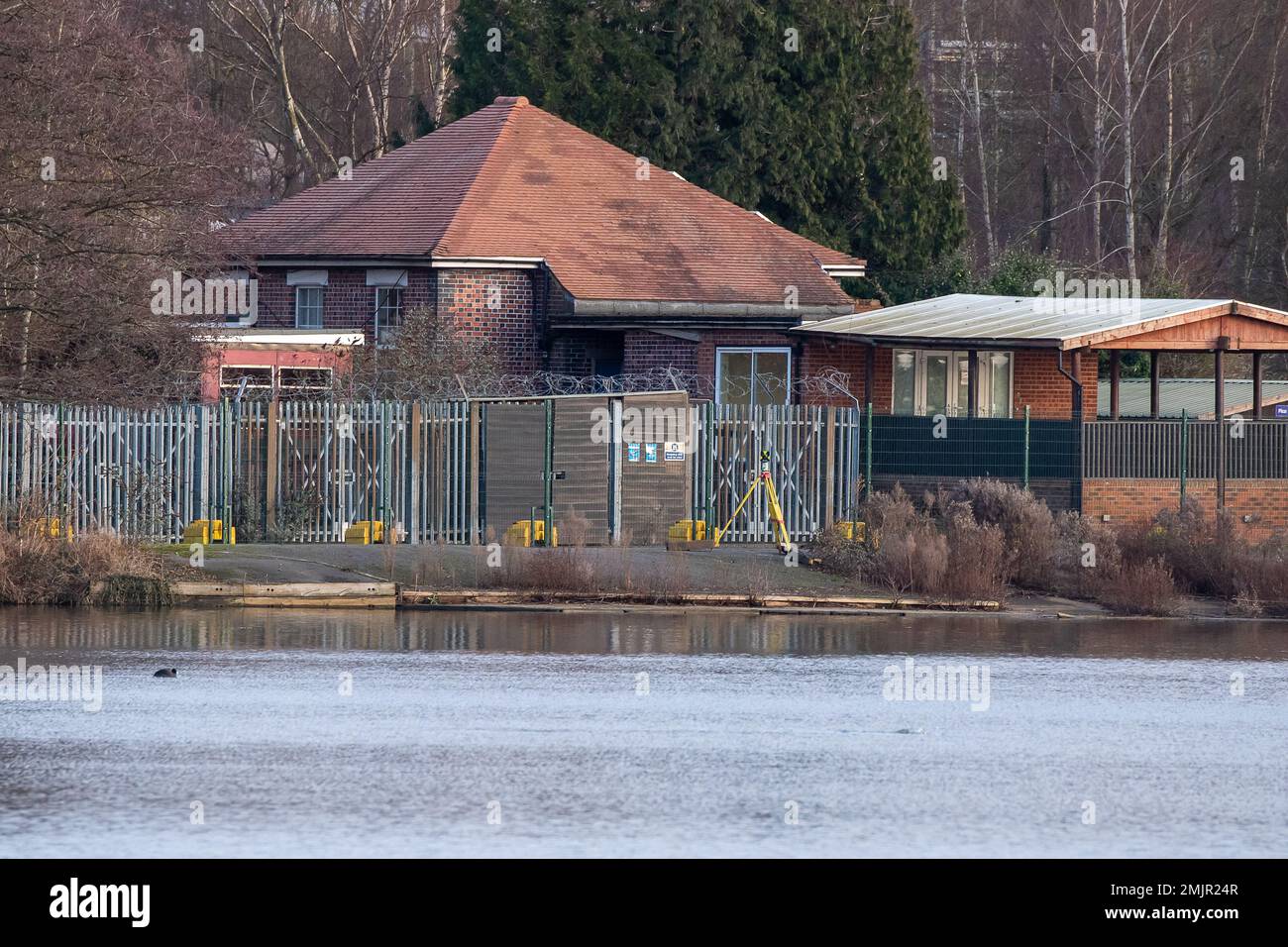 Harefield, Uxbridge, Großbritannien. 27. Januar 2023. HS2 auf der anderen Seite des Harefield-Sees Nr. 2 wurden Hochgeschwindigkeitsbahnarbeiten für das Viadukt von Spundwanderungen, die Installation von Kastendammen und der Anlegesteg durchgeführt. Die Bodenpfeiler und Seepiers sind im Umlauf. Das beliebte Hillingdon Outdoor Activities Centre (abgebildet) für Segeln und Bootstouren auf dem See ist seit HS2 dauerhaft geschlossen. In der Presse wurde heute vielfach darüber berichtet, dass die Möglichkeit besteht, dass HS2 in West London und nicht in Euston aus Kostengründen beendet werden könnte, doch Kanzler Jeremy Hunt hat dies bestritten und gesagt Stockfoto