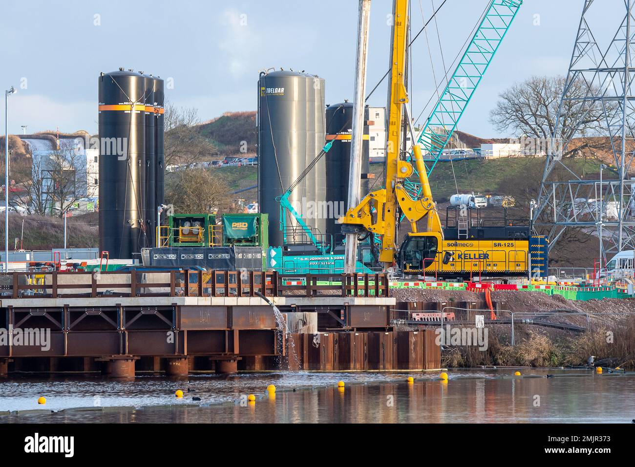 Harefield, Uxbridge, Großbritannien. 27. Januar 2023. HS2 auf der anderen Seite des Harefield-Sees Nr. 2 wurden Hochgeschwindigkeitsbahnarbeiten für das Viadukt von Spundwanderungen, die Installation von Kastendammen und der Anlegesteg durchgeführt. Die Bodenpfeiler und Seepiers sind im Umlauf. Das beliebte Hillingdon Outdoor Activities Centre für Segeln und Bootstouren auf dem See ist seit HS2 dauerhaft geschlossen. In der Presse wurde heute vielfach darüber berichtet, dass HS2 in West London und nicht in Euston aus Kostengründen beendet werden könnte. Kanzler Jeremy Hunt hat dies jedoch bestritten und gesagt: "Er hat die Möglichkeit, dass die Zahl der Todesopfer in West London und nicht in Euston sinkt Stockfoto