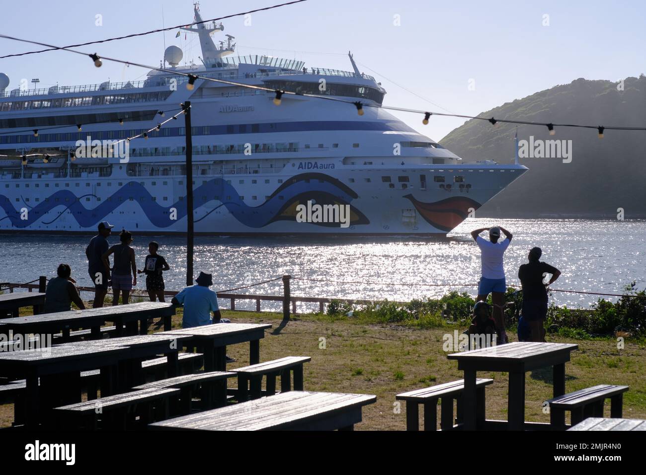 Kreuzfahrtschiff, das den Hafen von Durban an einem heißen Sommermorgen anfährt. Stockfoto