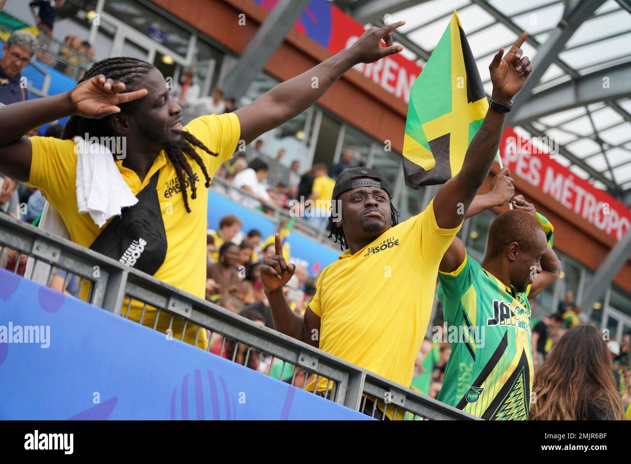 Brazilian supporters wait for the start of the Women's World Cup Group C soccer match between Brazil and Jamaica in Grenoble, France, Sunday, June 9, 2019. (AP Photo/Laurent Cipriani) Stockfoto