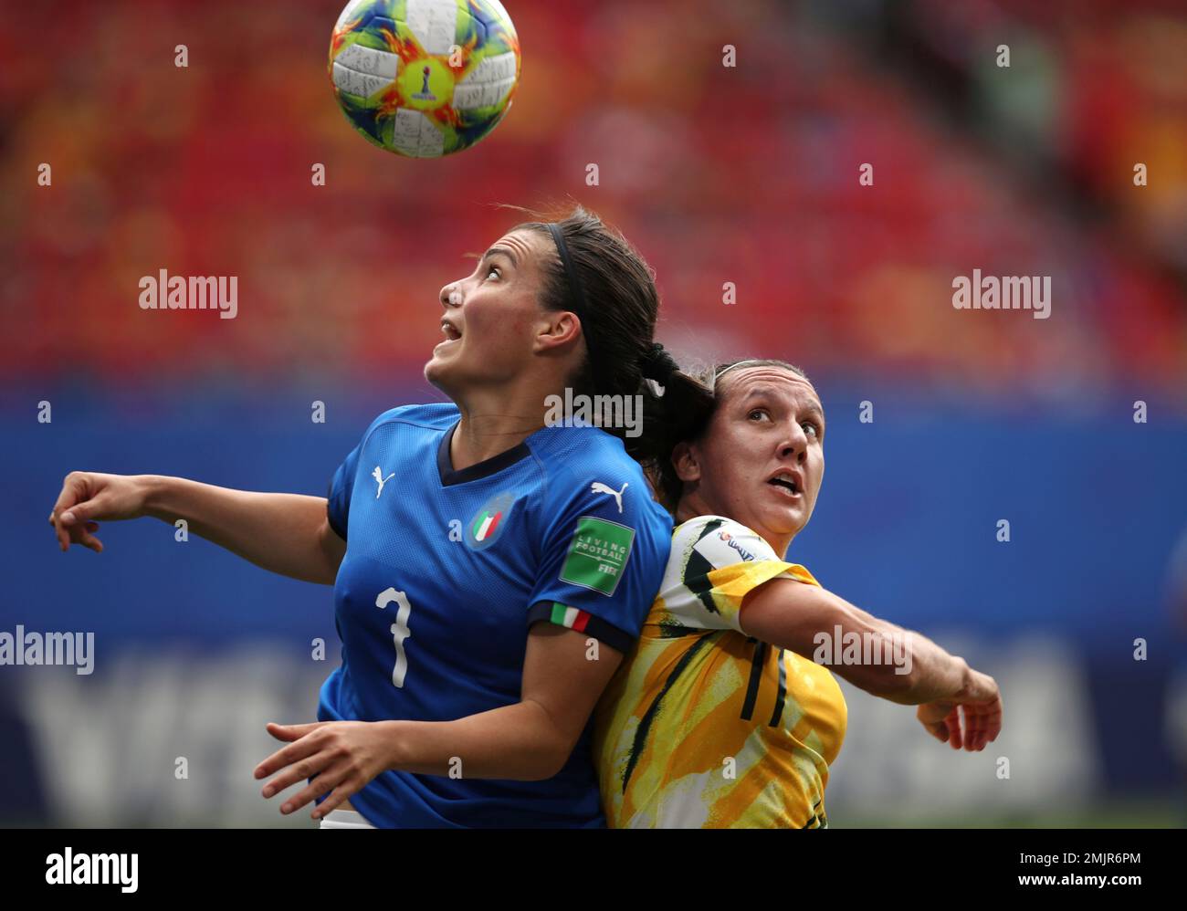Australia's Lisa De Vanna, right, challenges Italy's Alia Guagni, left, during the Women's World Cup Group C soccer match between Australia and Italy at the Stade du Hainaut in Valenciennes, Sunday, June 9, 2019. (AP Photo/Francisco Seco) Stockfoto