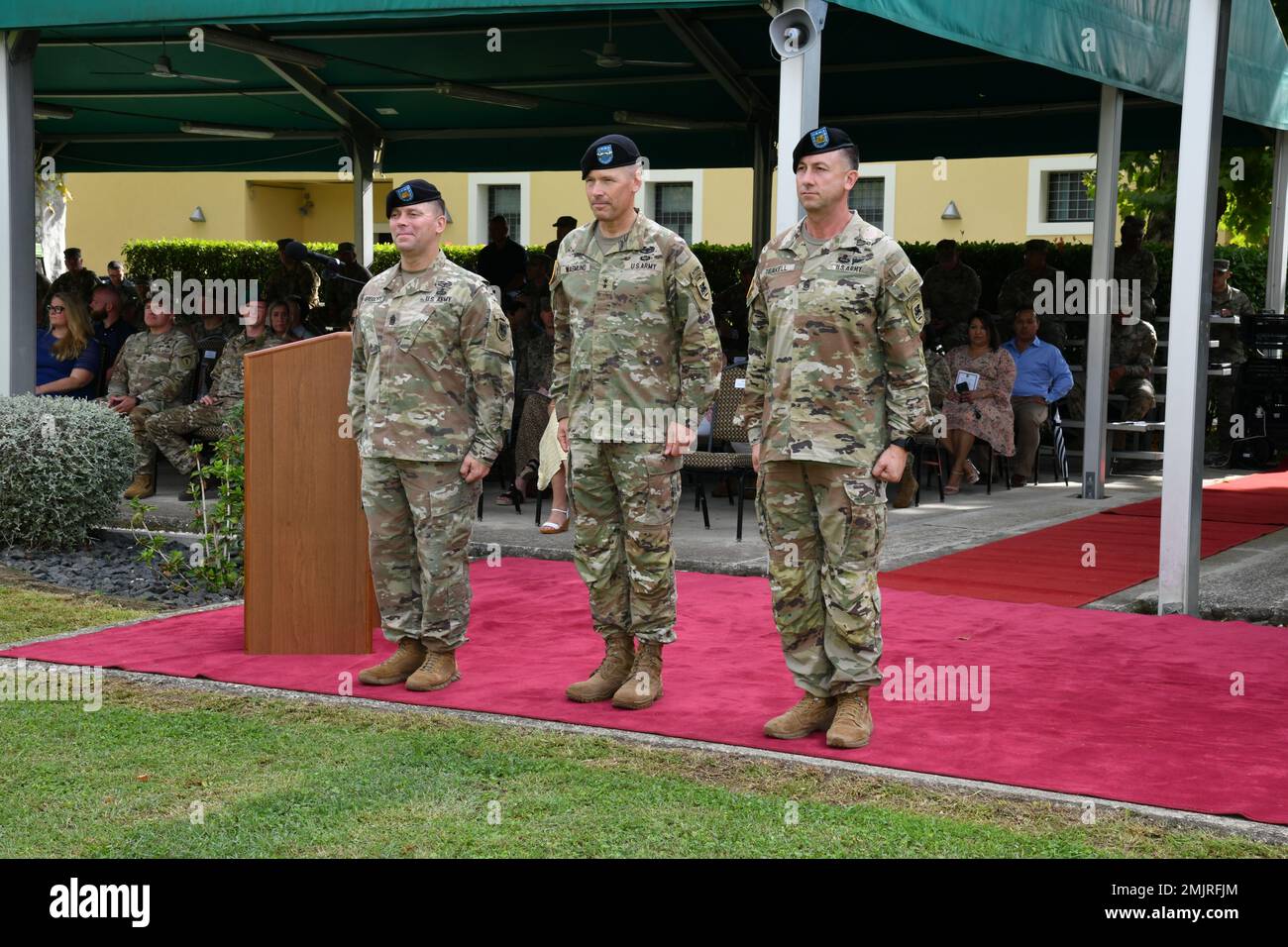 General Todd Wasmund, die südeuropäische Task Force der US-Armee, der Afrikakommandeur, Zentrum, der scheidende Kommandodirektor Charles W. Gregory Jr., links, und der kommende Kommandodirektor Major Reese W. Teakell, rechts, bereiten sich auf den SETAF-AF-Zuständigkeitswechsel in Caserma Ederle in Vicenza, Italien, 1. September 2022 vor. Commando Sergeant Major Reese W. Teakell übernahm die Verantwortung für die SETAF-AF von Commando Sergeant Major Charles W. Gregory, Jr., dem scheidenden Commando-Major. Stockfoto