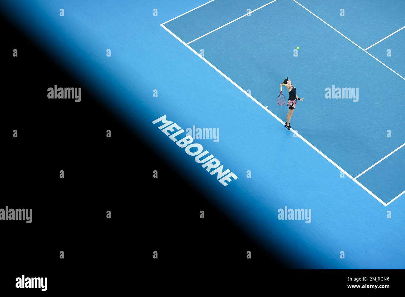 Melbourne, Australien. 28. Januar 2023. Elena Rybakina aus Kasachstan spielt beim Frauenfinale gegen Aryna Sabalenka aus Belarus bei den Australian Open im Melbourne Park in Melbourne, Australien, am 28. Januar 2023. Kredit: Bai Xuefei/Xinhua/Alamy Live News Stockfoto