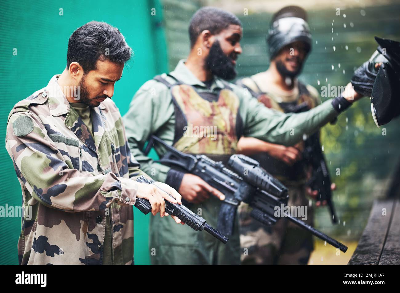 Soldaten, Paintball-Pistole und -Spiel, Wettkampf- oder sportliche Herausforderung für Kampf, Kampf und Überleben. Soldat, Armee oder Krieger, die Farbe schießen Stockfoto