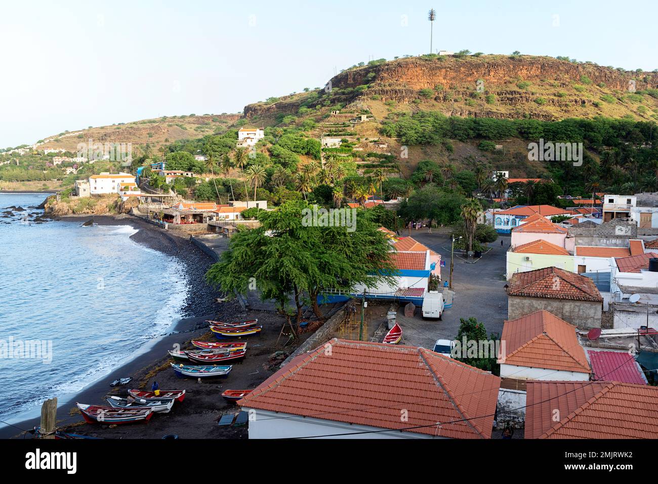 Blick auf das Dorf Cidade Velha, die älteste Siedlung auf Cabo verde, auf der Insel Santiago, traditionelle alte Fischergebäude und Boote Stockfoto