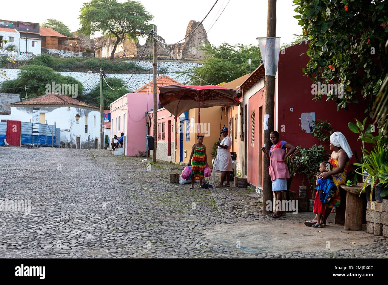 Die Einheimischen warten auf den Morgenbus, der die älteste Siedlung auf Cabo verde, das Dorf Cidade Velha auf der Insel Santiago, abfährt Stockfoto