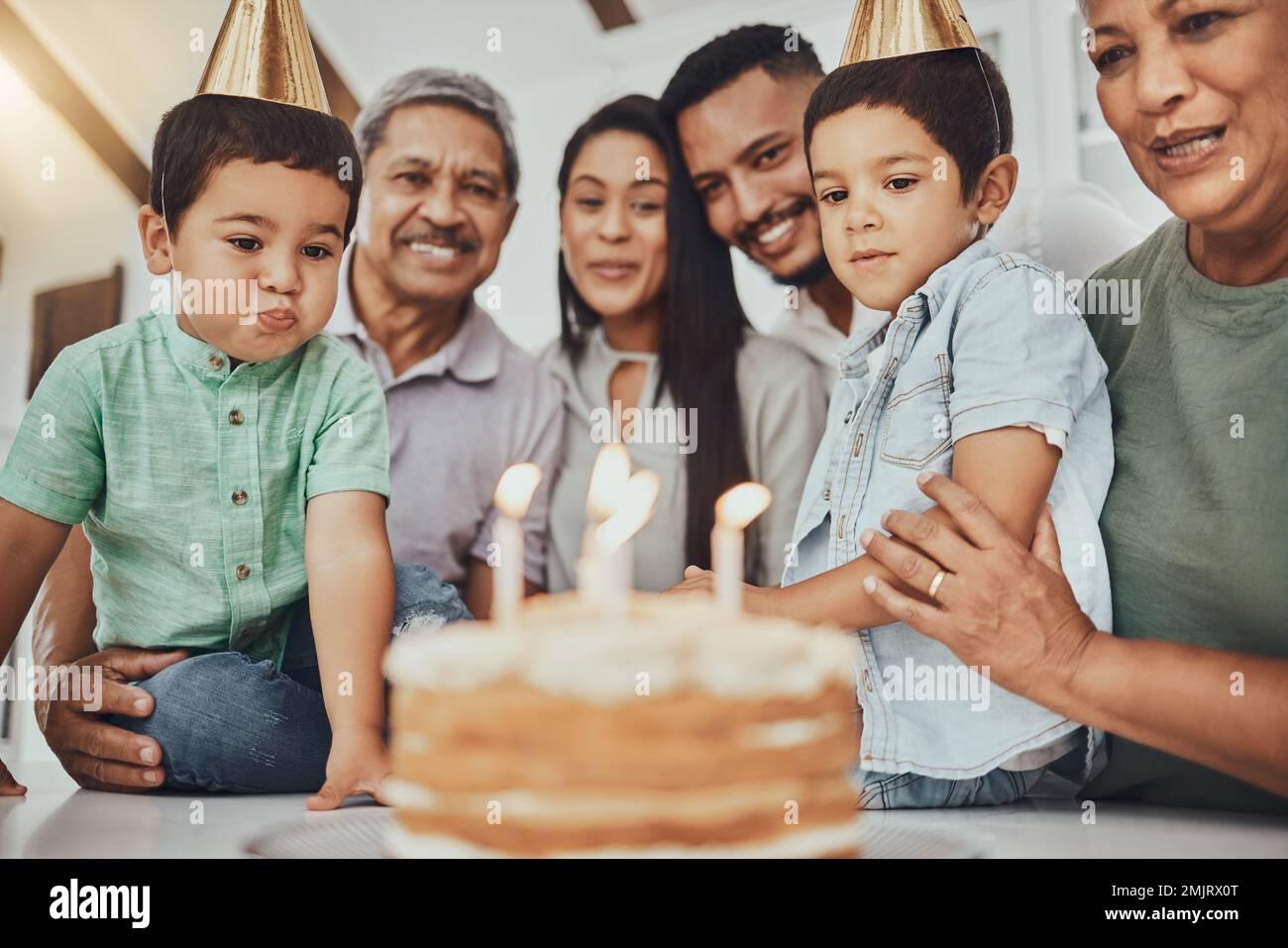 Geburtstag, Familie und Kinder mit Eltern und Großeltern in der Küche für Kuchen, Feiern und Bindungen. Party und Kinder mit Mutter und Vater Stockfoto