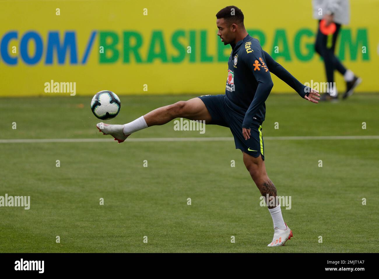 Brazil's Gabriel Jesus controls the ball during a national soccer team practice session at the Granja Comary training center ahead the Copa America tournament in Teresopolis, Brazil, Tuesday, June 4, 2019. (AP Photo/Leo Correa) Stockfoto