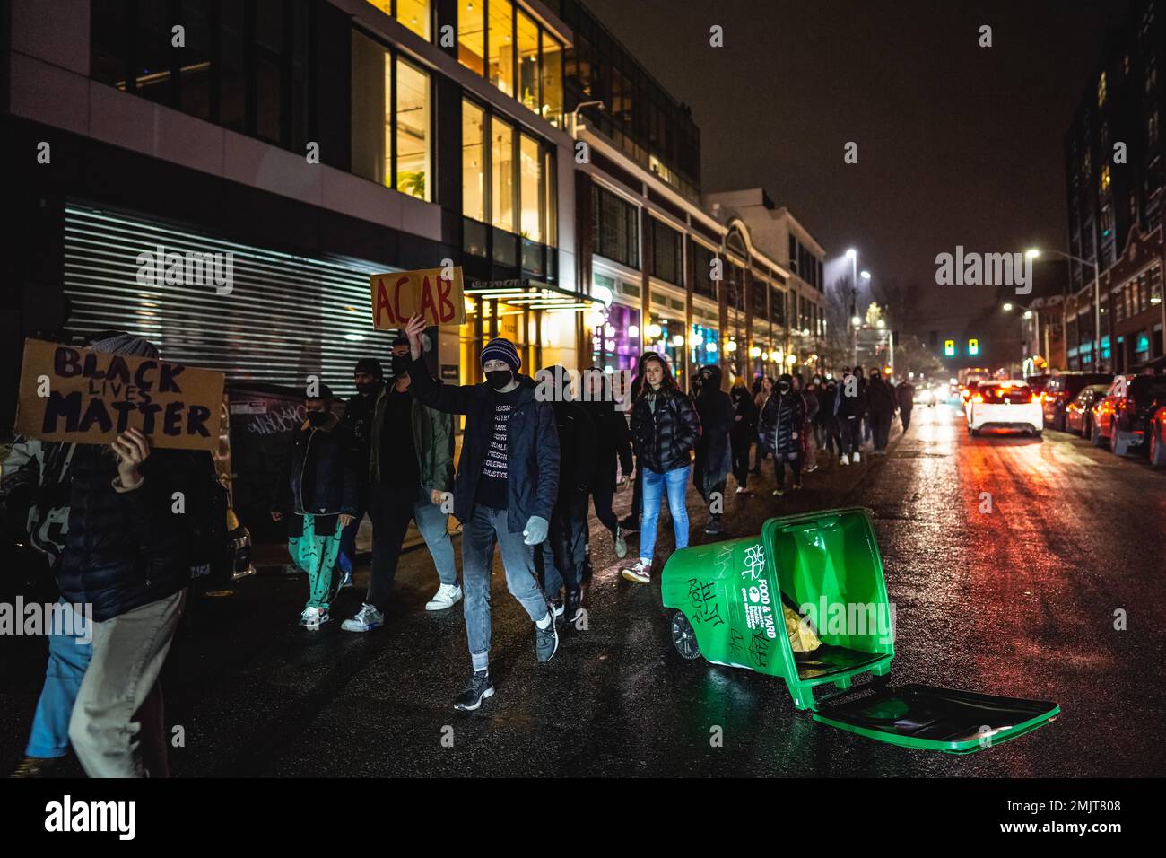 Demonstranten marschieren durch die Straßen, während sie während der Demonstration Plakate halten. Über 80 Menschen marschierten friedlich vom Cal Anderson Park zur Space Needle und zurück nach Capitol Hill, um Gerechtigkeit für Nichols zu fordern. Die Demonstranten marschierten durch Capitol Hill, Downtown und South Lake Union, während sie den Namen Tyre Nichols sangen, der Anfang dieses Monats von der Polizei in Memphis getötet wurde. Fünf schwarze Polizisten, die im Freitagsvideo gezeigt wurden, jagten und verprügelten Nichols und ließen ihn auf dem Bürgersteig, der gegen einen Streifenwagen gestützt war, während sie mit der Faust aneinander stießen und feierten. Als Folge des Vorfalls vom 7. Jan. Stockfoto