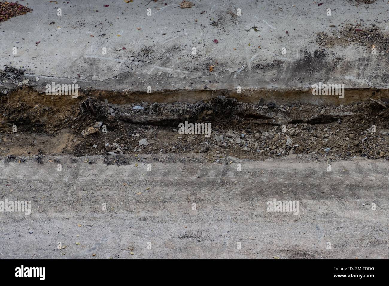 Betonschutt in einem Graben auf einer Baustelle Stockfoto