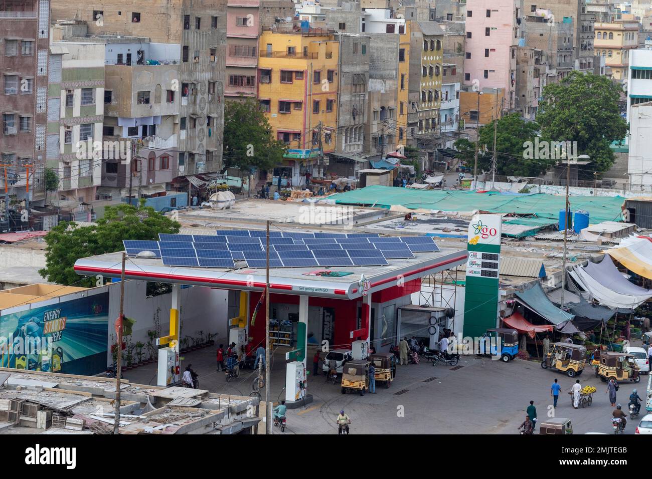 Eine Tankstelle in Karatschi Pakistan, die grüne Energie für den Eigenverbrauch nutzt, das Dach einer Tankstelle voller Solarplatten Stockfoto