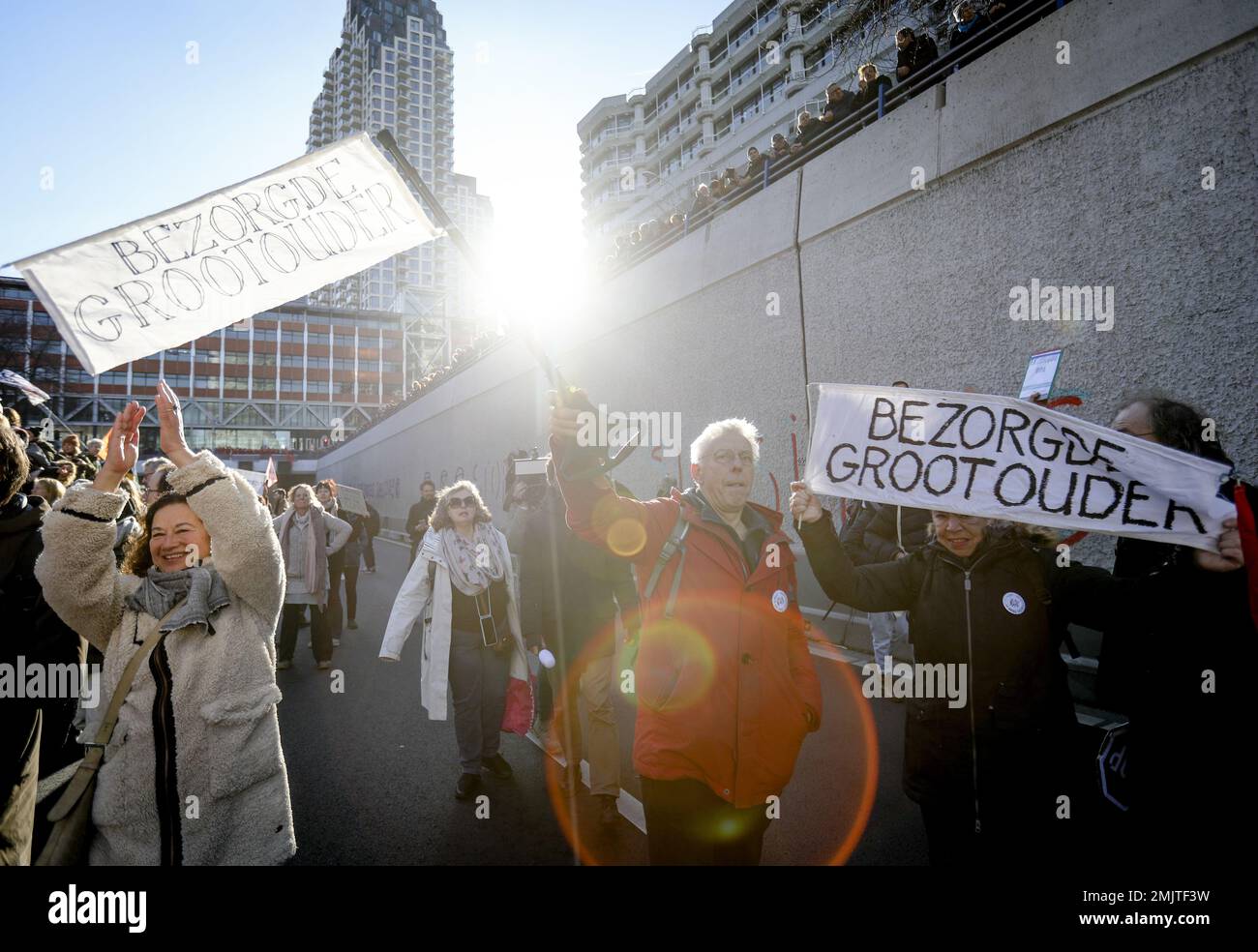 DER HAAGER Kampf gegen die Ausrottung der Klimaschutzgruppe Rebellion blockiert die A12 zwischen dem Ministerium für Wirtschaft und Klima und dem nichtständigen Repräsentantenhaus. Klimaschutzaktivisten der Aktionsgruppe wurden zuvor wegen Verdachts auf Aufwiegelung verhaftet. ANP EVA PLEVIER niederlande raus - belgien raus Stockfoto