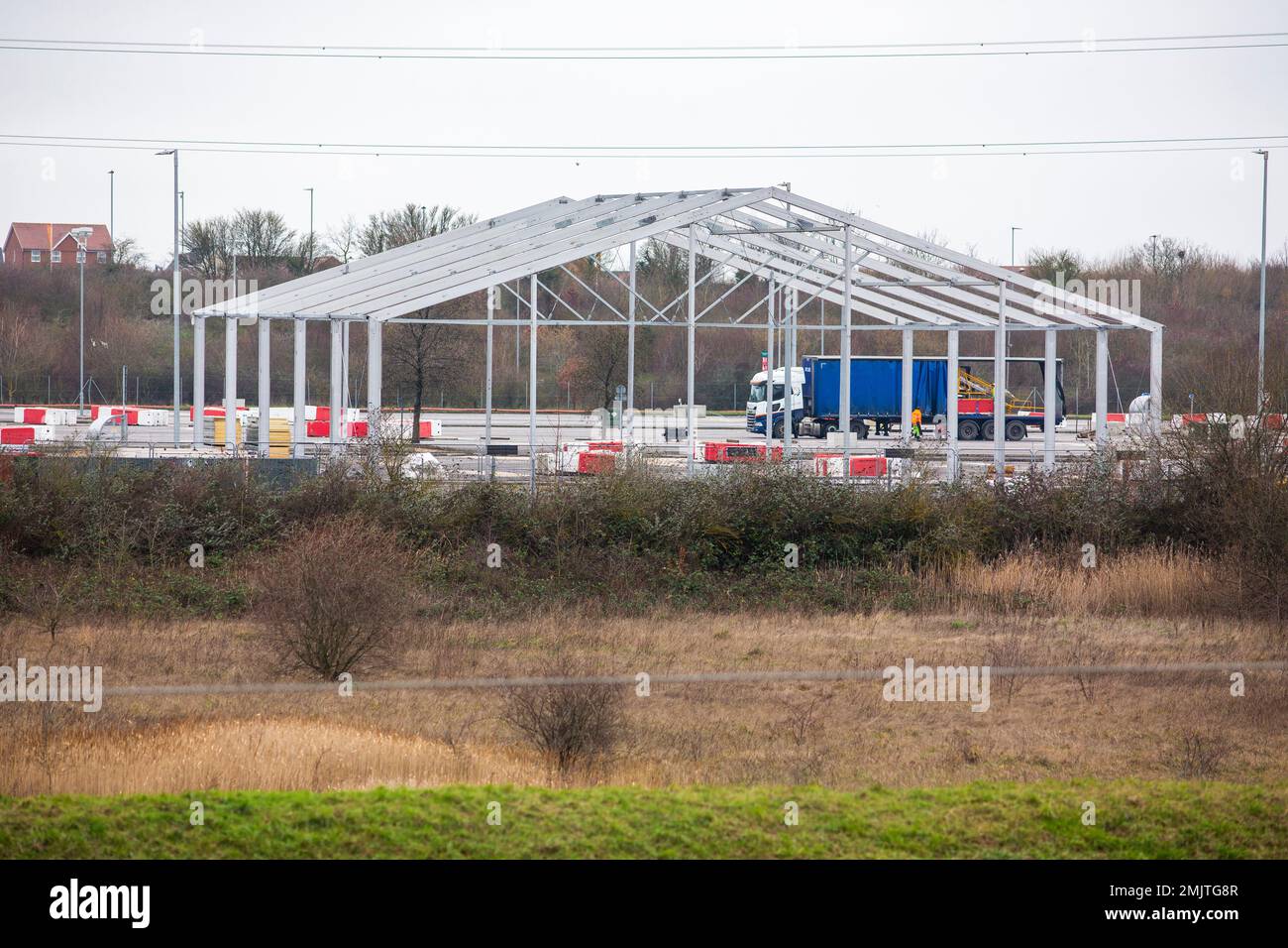 Arbeitnehmer bauen die ehemalige Einrichtung Ebbsfleet Inland Border, Ebbsfleet, Kent, Vereinigtes Königreich, ab Stockfoto