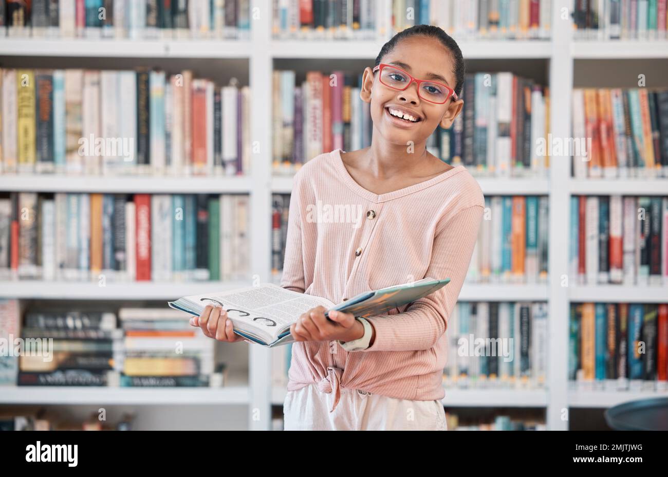 Mädchen, Bibliotheksbuch und Porträt einer Schülerin, die zum Lernen, Lesen und Lernen bereit ist. Kinder, Wissensentwicklungs- und Bildungszentrum Stockfoto
