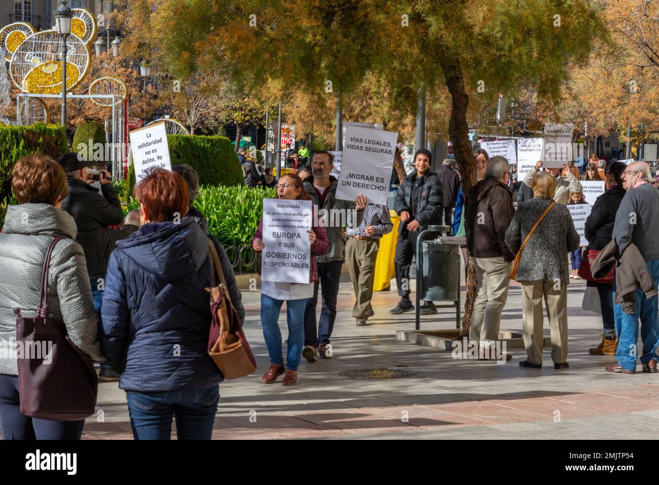 Granada, Spanien; Dezember-18, 2022: Konzentration von Menschen, die in einem Park für die Menschenrechte von Einwanderern demonstrieren Stockfoto