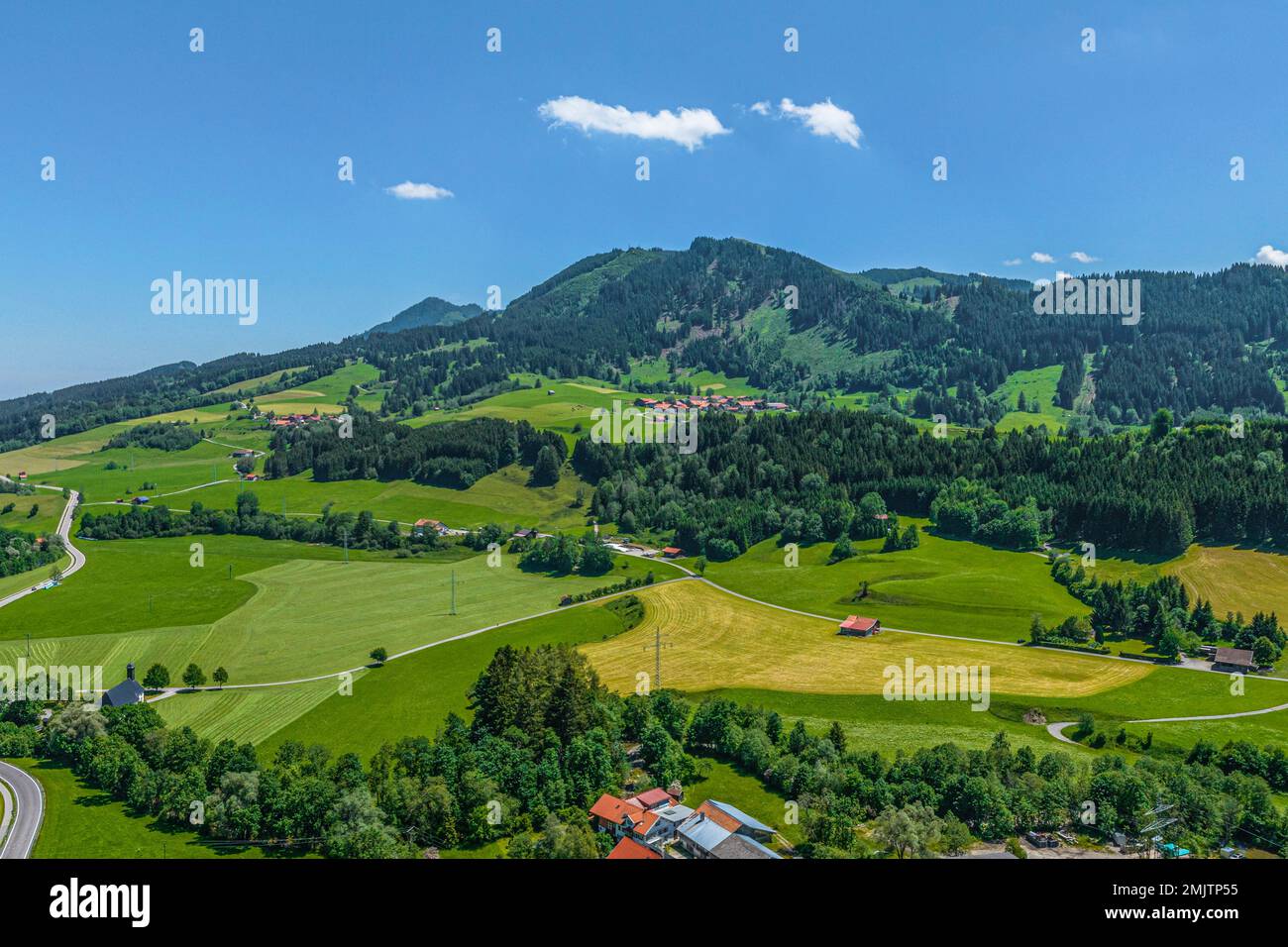 Die wunderschöne Natur rund um Wertach im bayerischen Allgaeu von oben Stockfoto