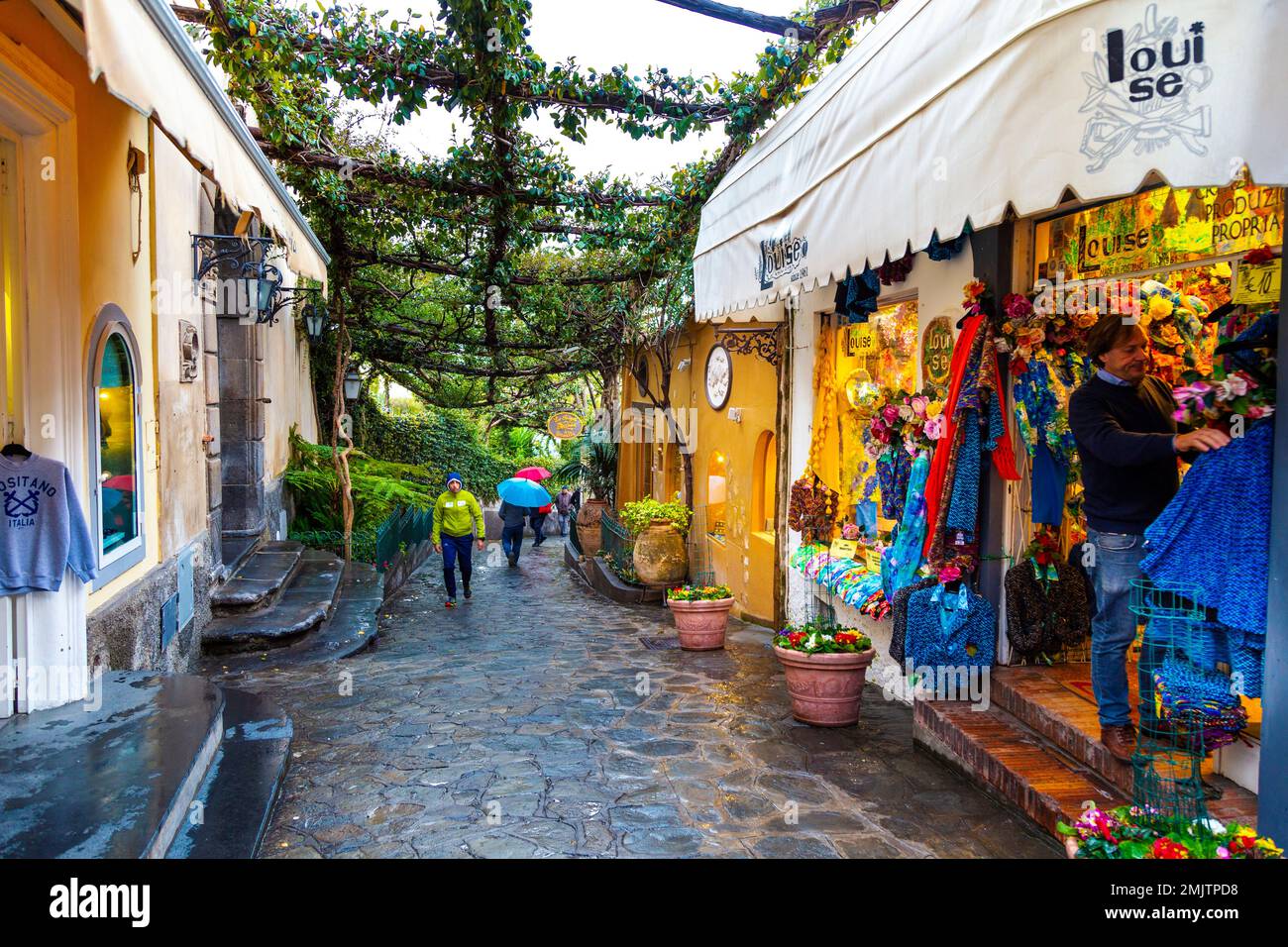 Eine charmante Straße mit Geschäften in Positano, Amalfiküste, Italien Stockfoto