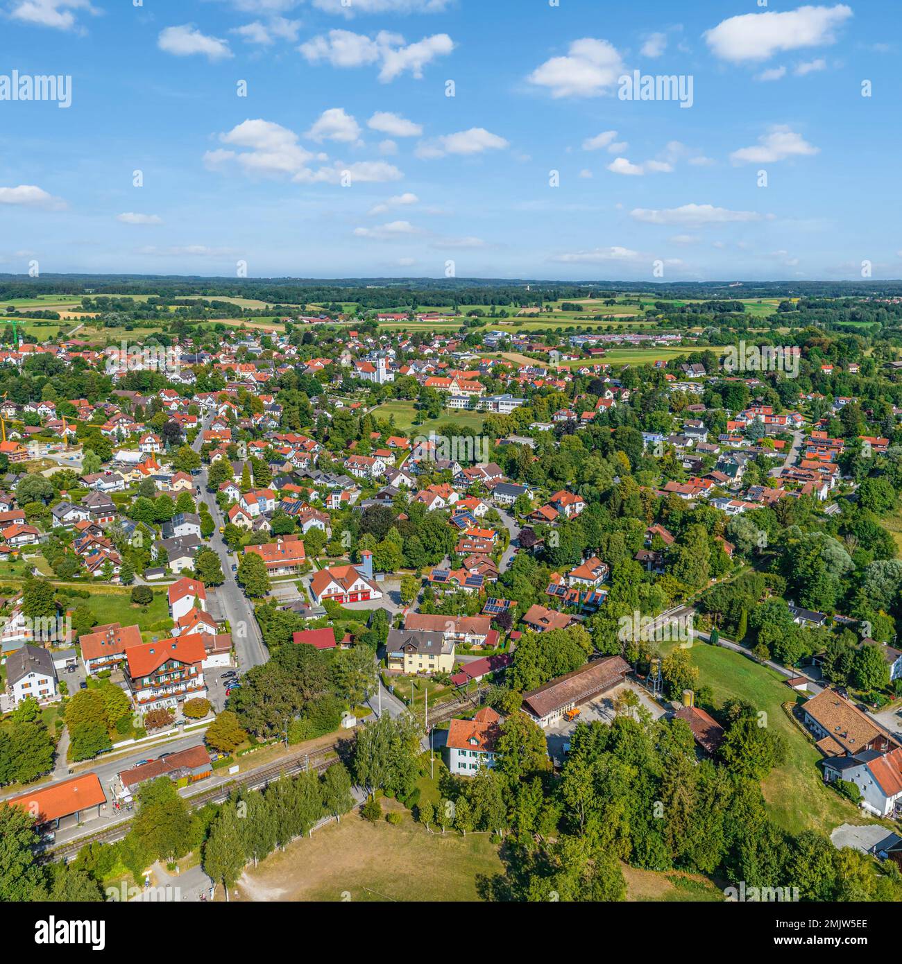 Blick aus der Vogelperspektive auf die idyllische bayerische Region um Utting am Ammersee im Sommer Stockfoto