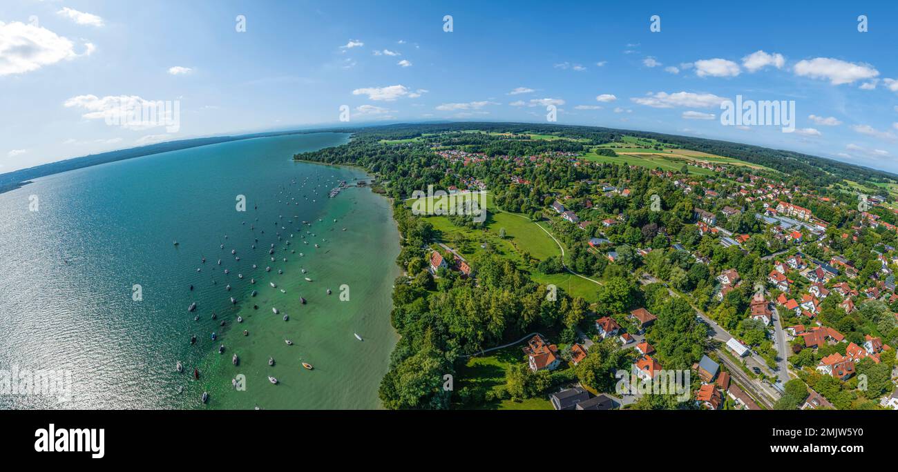 Blick aus der Vogelperspektive auf die idyllische bayerische Region um Utting am Ammersee im Sommer Stockfoto