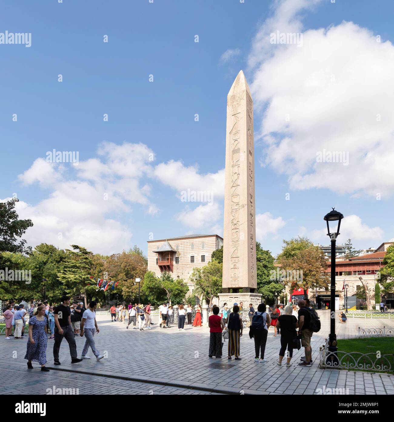 Istanbul, Türkei - 30 2022. August: Touristen besuchen den Obelisken von Theodosius, den alten ägyptischen Obelisken des Pharao Thutmose III., der im Hippodrom von Konstantinopel oder auf dem Sultanahmet-Platz errichtet wurde Stockfoto