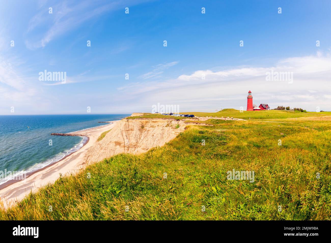 Blick auf den Leuchtturm und die Küste von Bovbjerg in Lemvig Dänemark. Der Leuchtturm wurde 1877 erbaut. Stockfoto