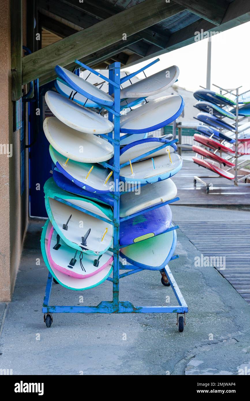 Verschiedene Leihsurfbretter am surfshop Strand Stockfoto
