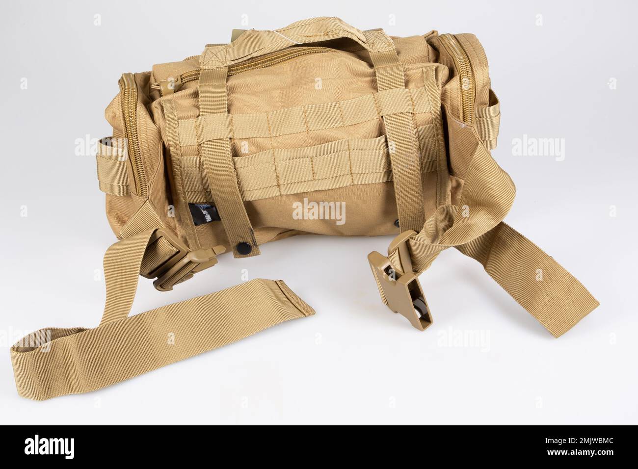 Kleine Sandtasche mit Militärbund auf weißem Hintergrund Stockfoto