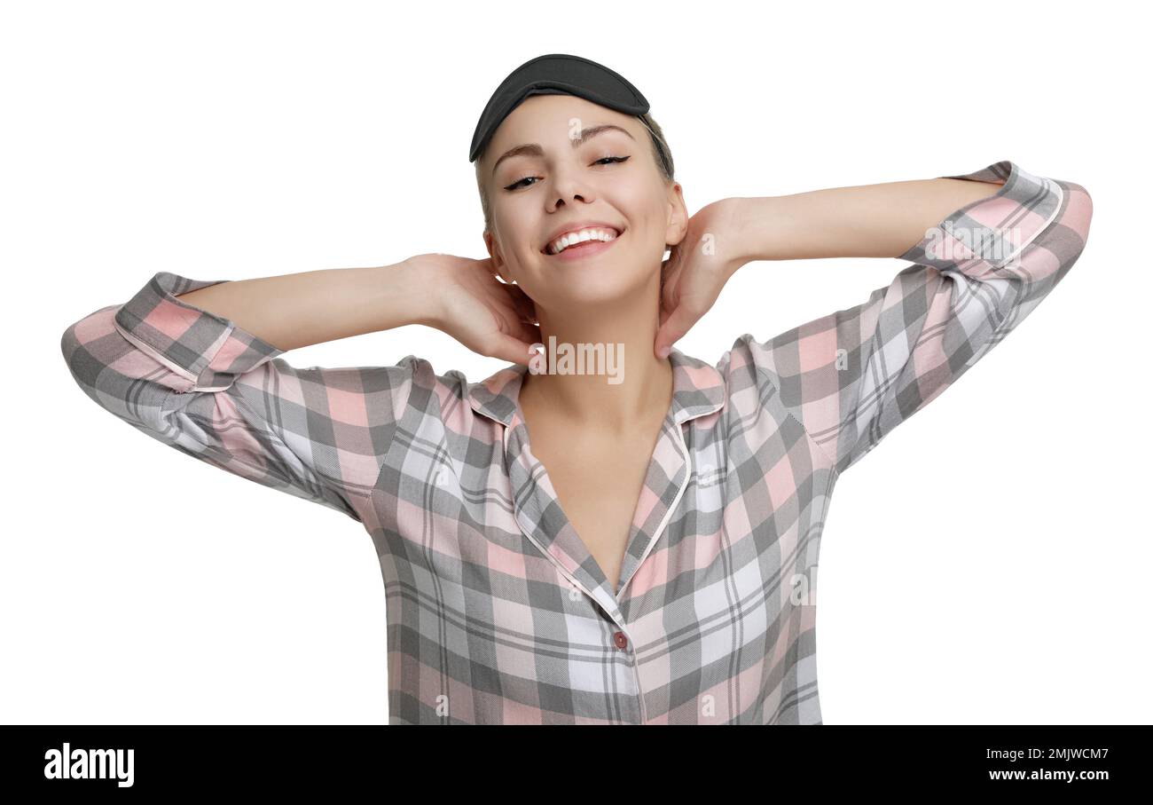 Schöne Frau mit Pyjama und Schlafmaske auf weißem Hintergrund. Schlafenszeit Stockfoto